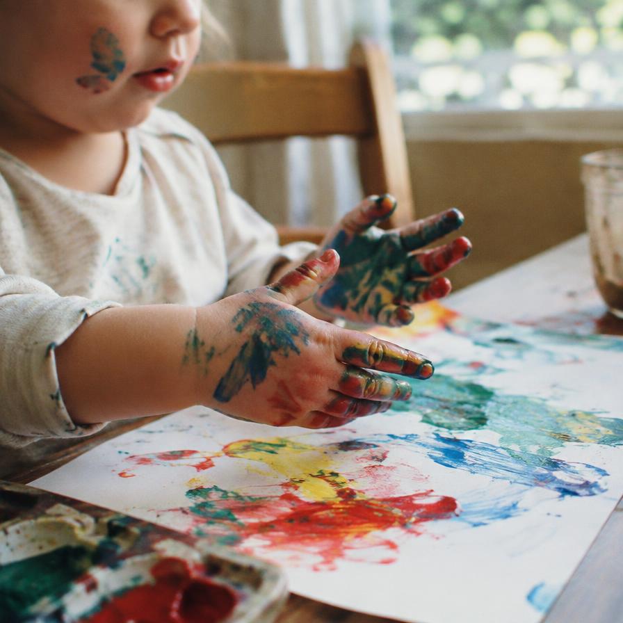 Des petites mains pleines de peinture
